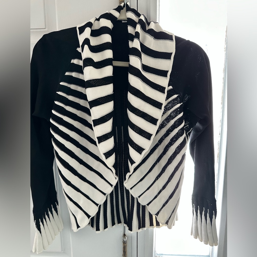 Black and White Top!!